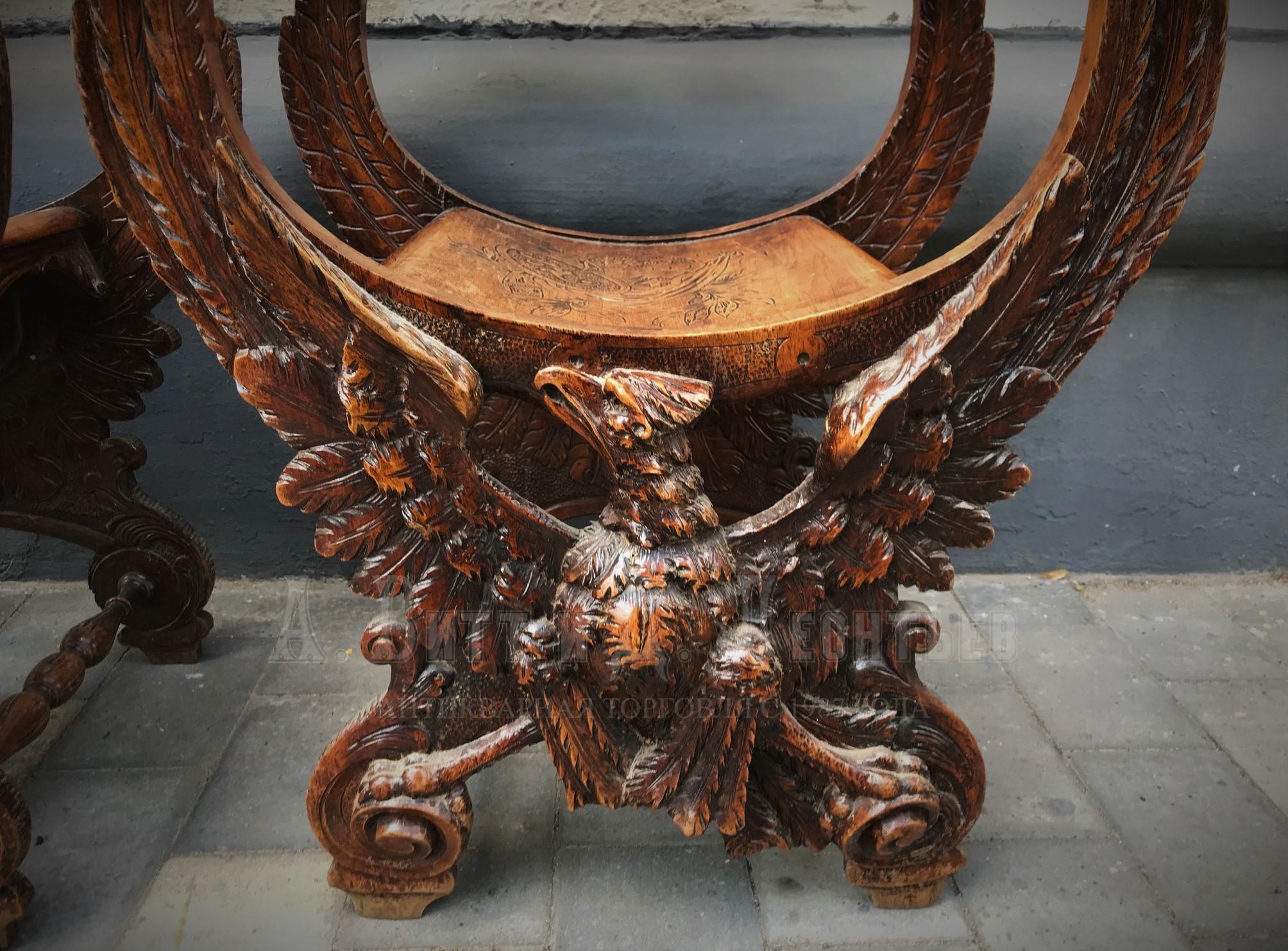 Парные антикварные ореховые кресла с орлами
